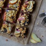 Granola-blondie met gedroogde appel en cranberry
